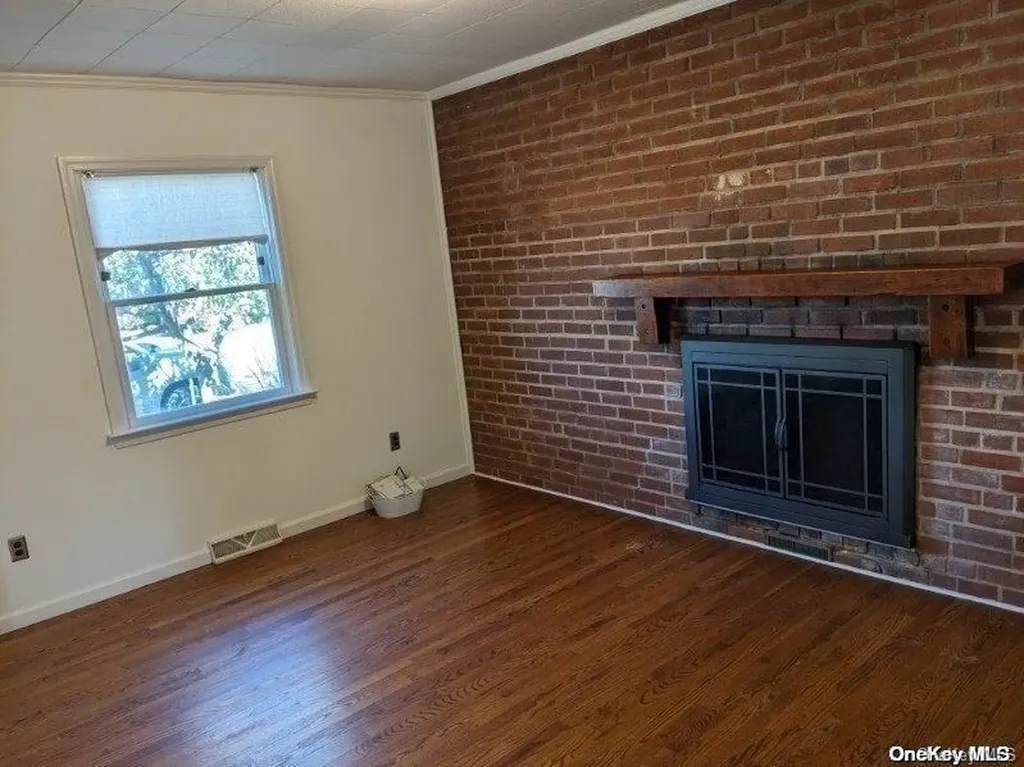 207 E Santa Barbara Road Lindenhurst NY 11757