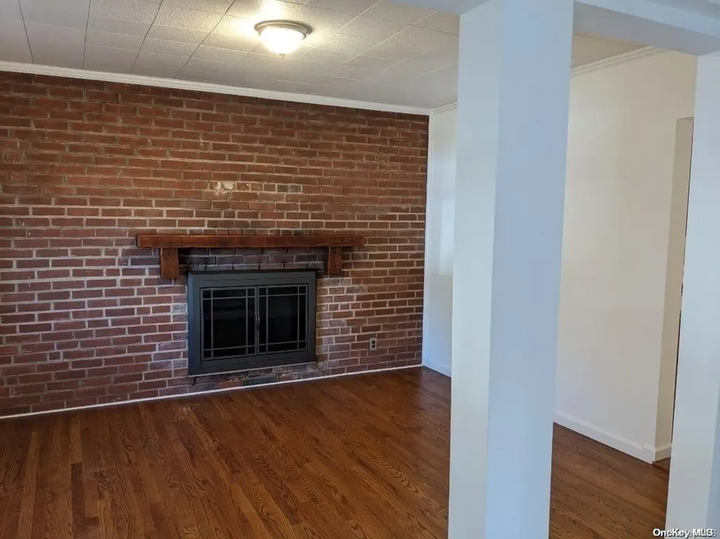 207 E Santa Barbara Road Lindenhurst NY 11757