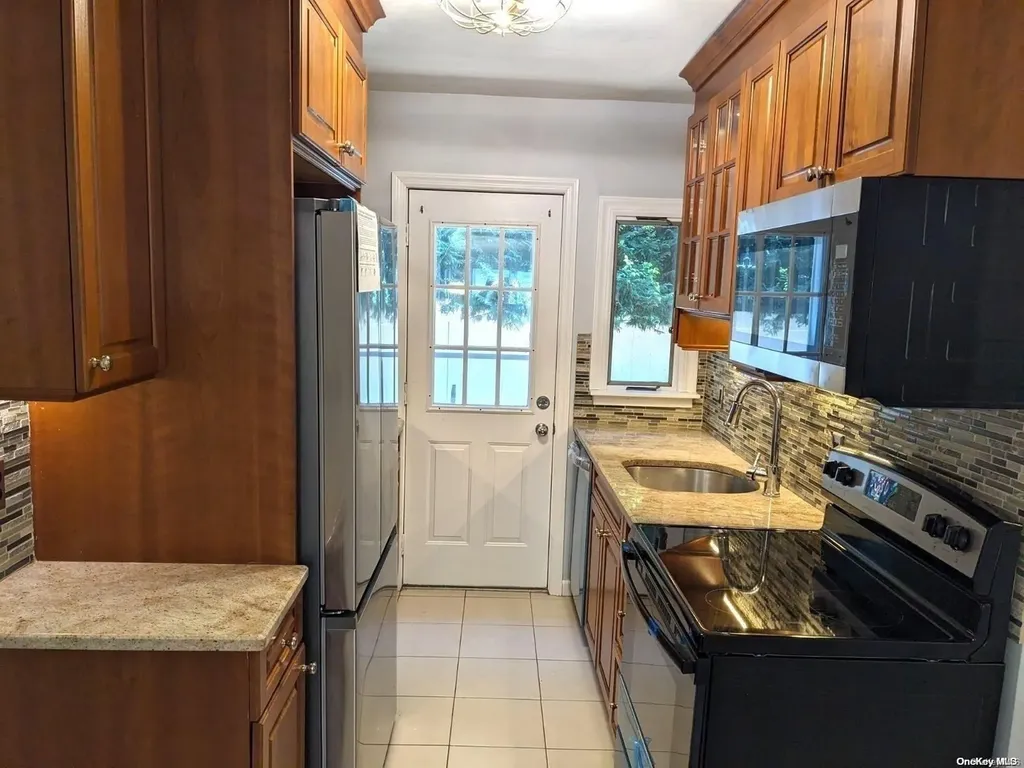 207 E Santa Barbara Road Lindenhurst NY 11757