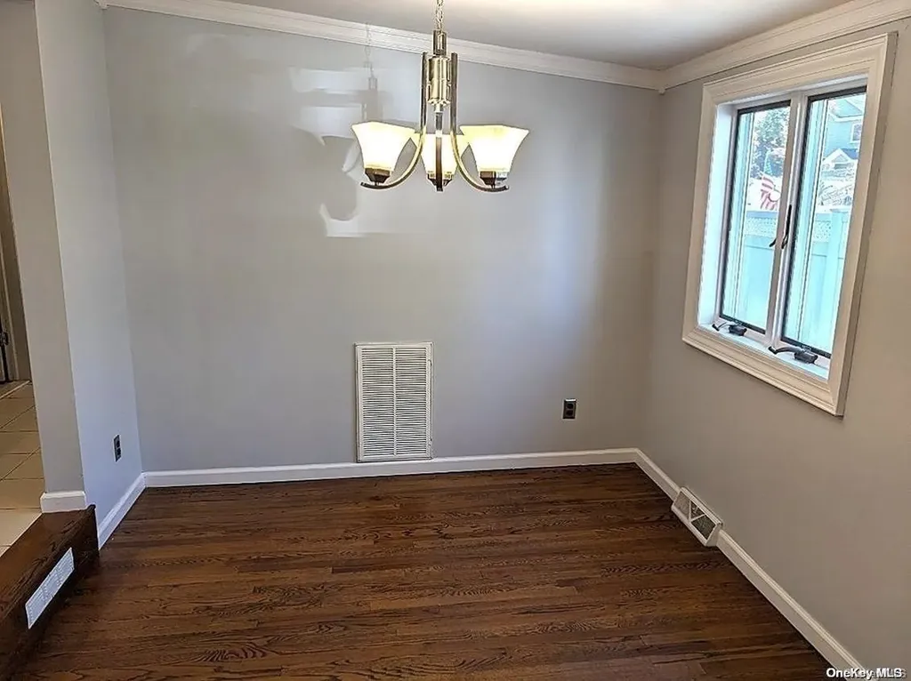207 E Santa Barbara Road Lindenhurst NY 11757