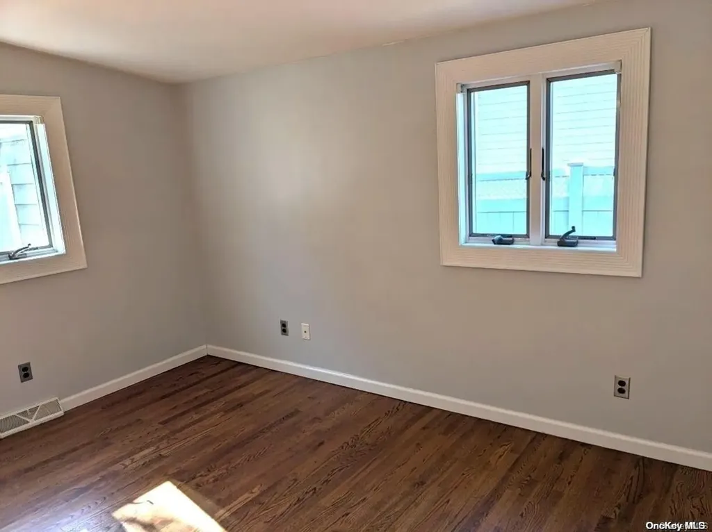207 E Santa Barbara Road Lindenhurst NY 11757