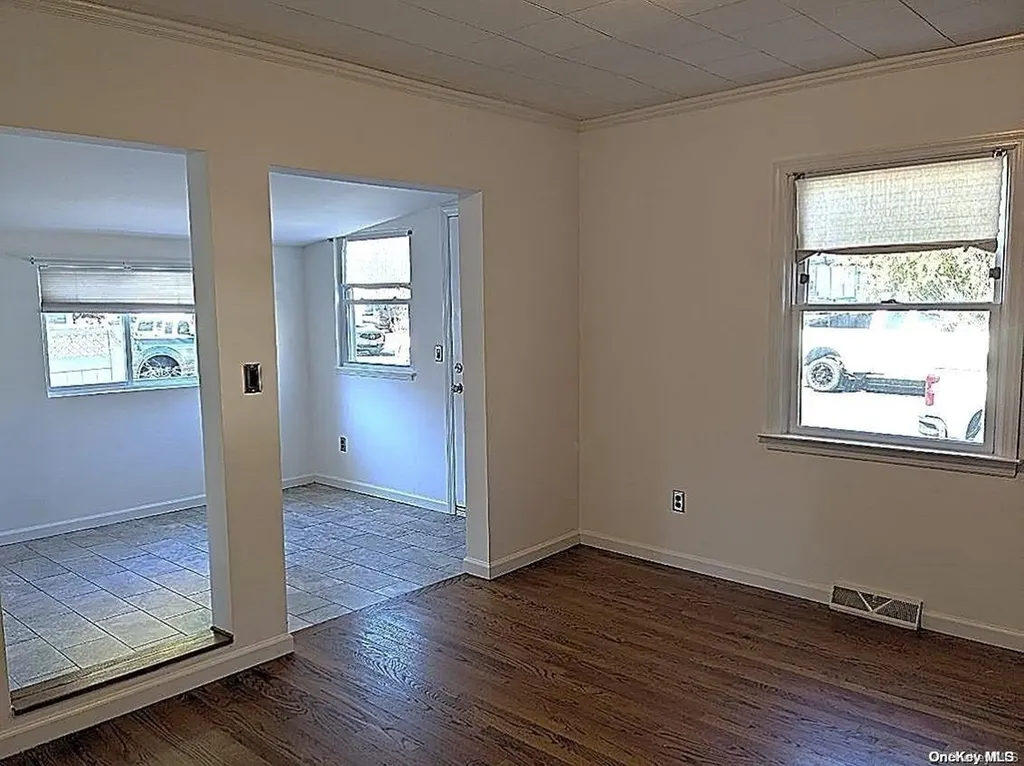 207 E Santa Barbara Road Lindenhurst NY 11757