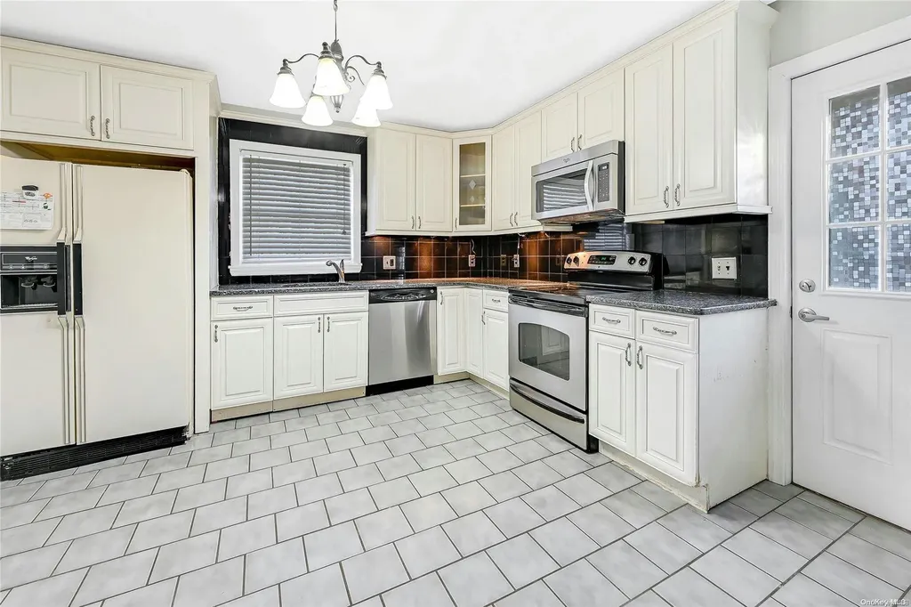 531 Amsterdam Avenue East Patchogue NY 11772