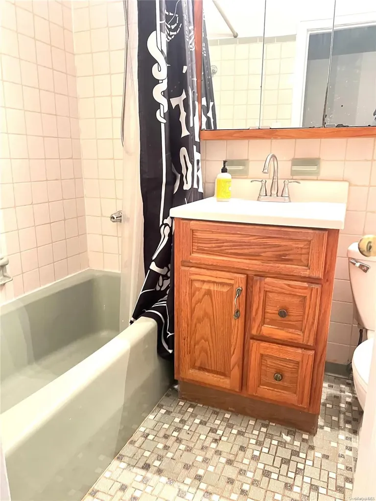 70-22 69th Place Glendale NY 11385