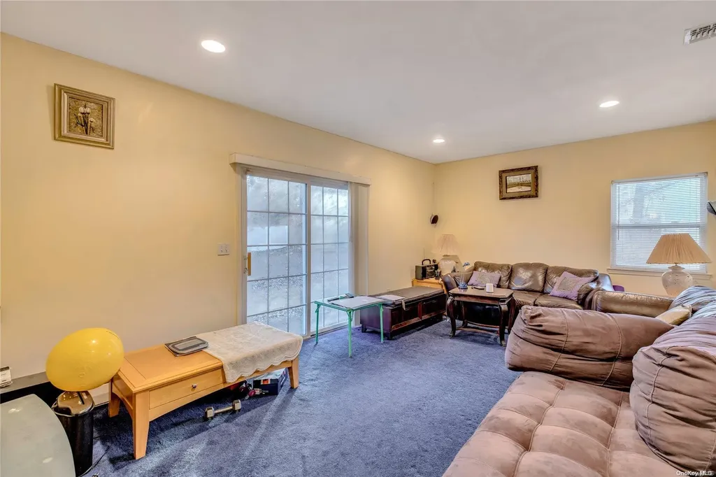 8 Harwood Way Coram NY 11727