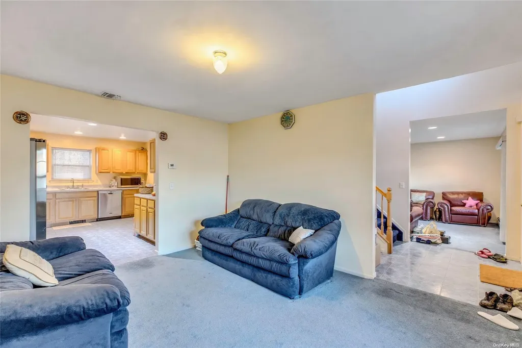 8 Harwood Way Coram NY 11727
