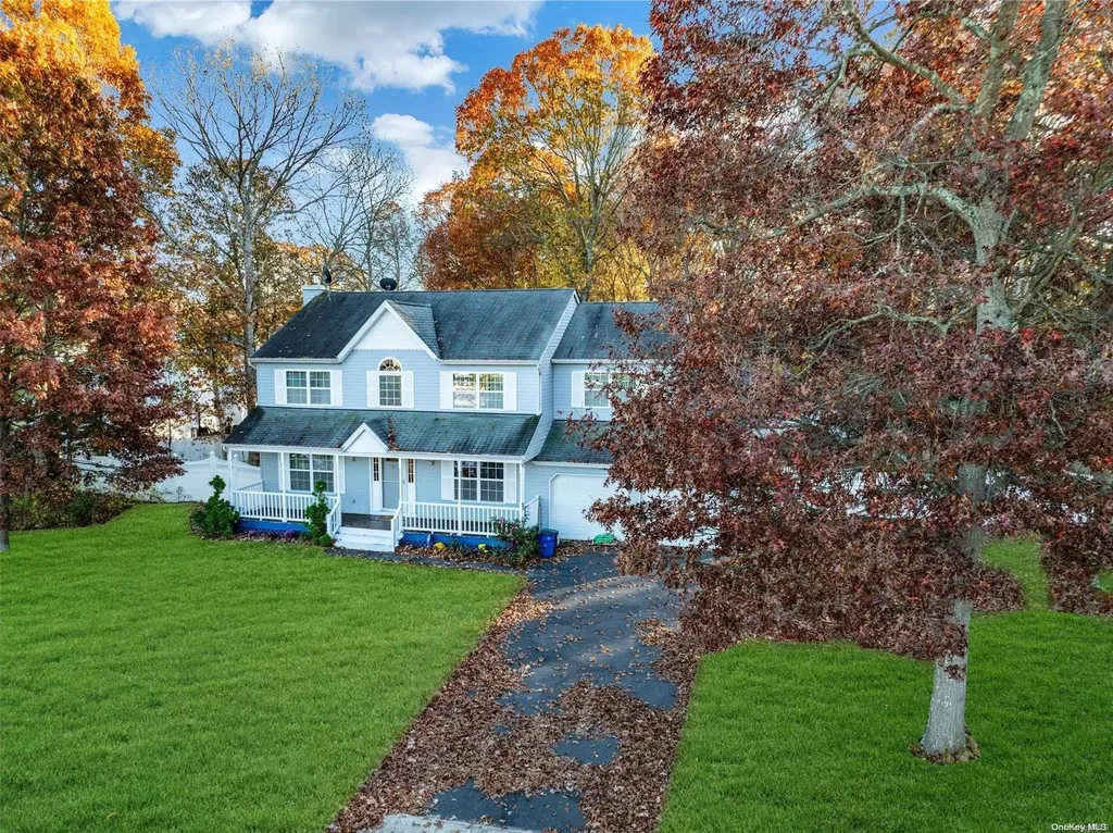8 Harwood Way Coram NY 11727