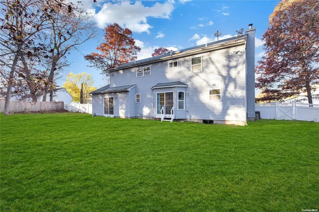 8 Harwood Way Coram NY 11727