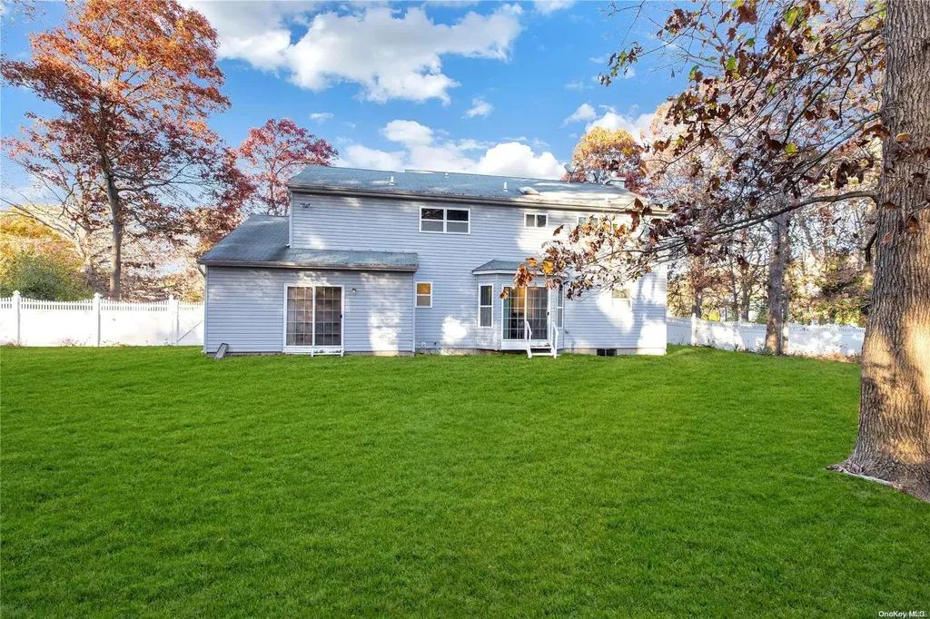 8 Harwood Way Coram NY 11727