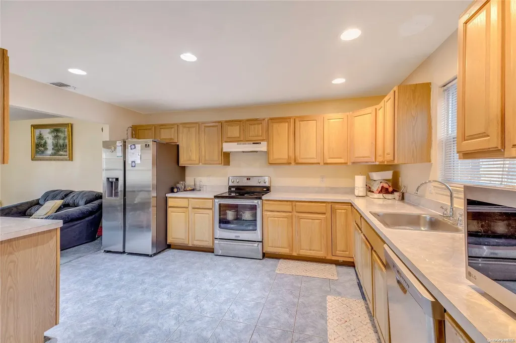 8 Harwood Way Coram NY 11727