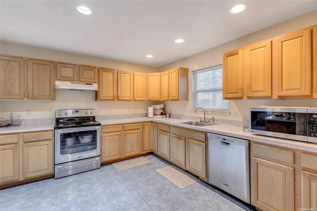8 Harwood Way Coram NY 11727