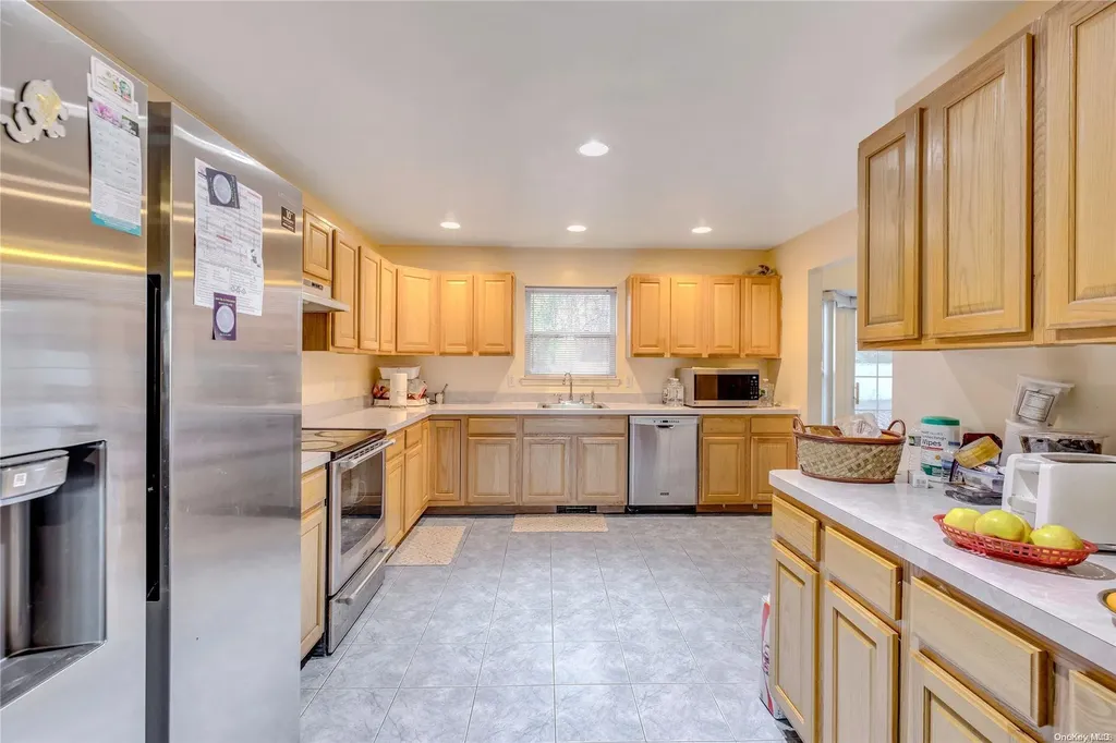 8 Harwood Way Coram NY 11727