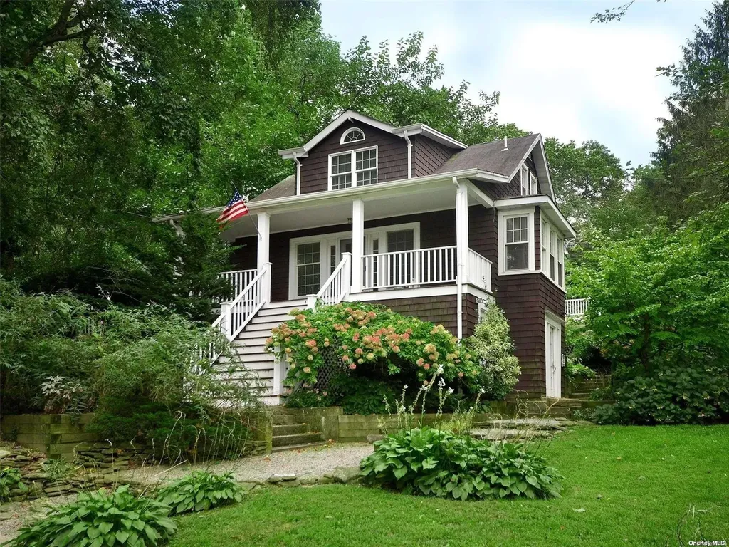 1 Winding Way Sea Cliff NY 11579