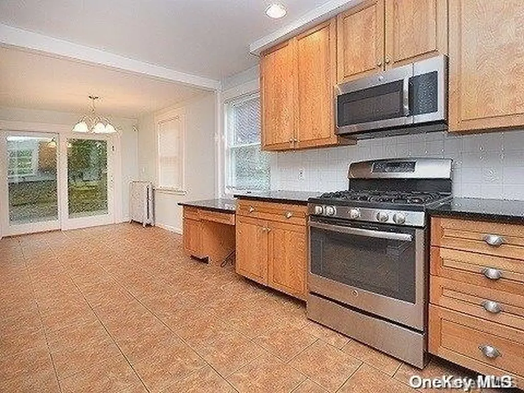 1 Winding Way Sea Cliff NY 11579