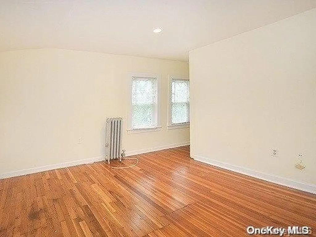 1 Winding Way Sea Cliff NY 11579
