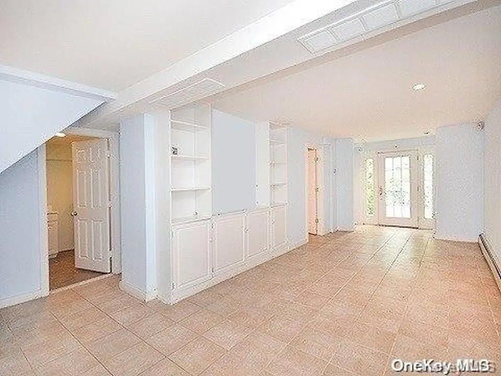 1 Winding Way Sea Cliff NY 11579
