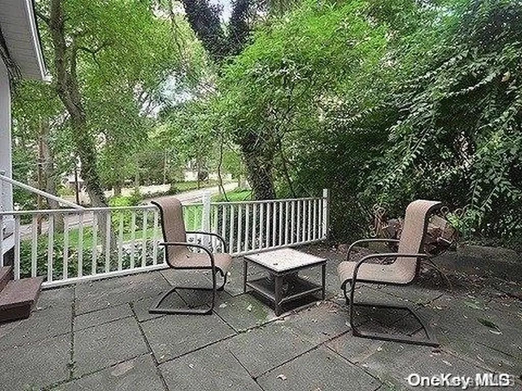 1 Winding Way Sea Cliff NY 11579
