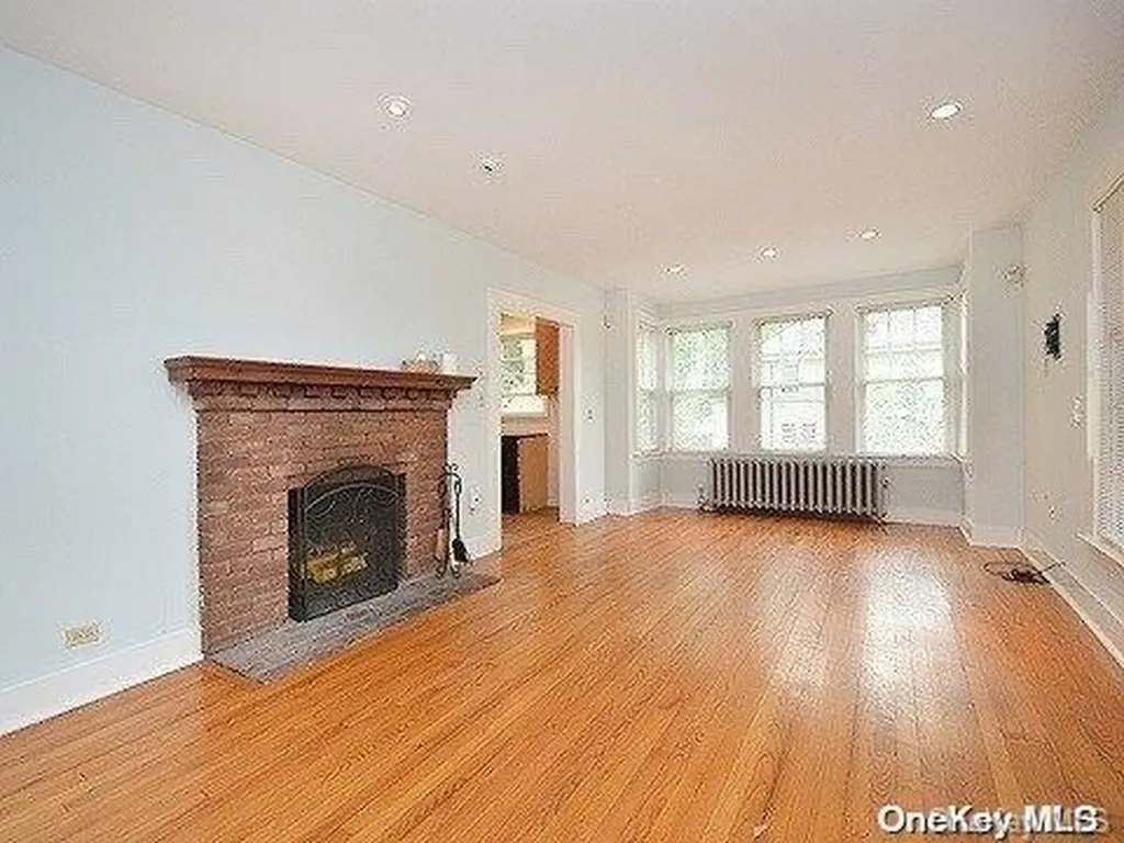 1 Winding Way Sea Cliff NY 11579