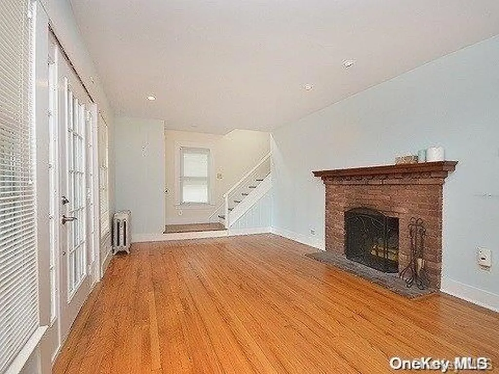 1 Winding Way Sea Cliff NY 11579