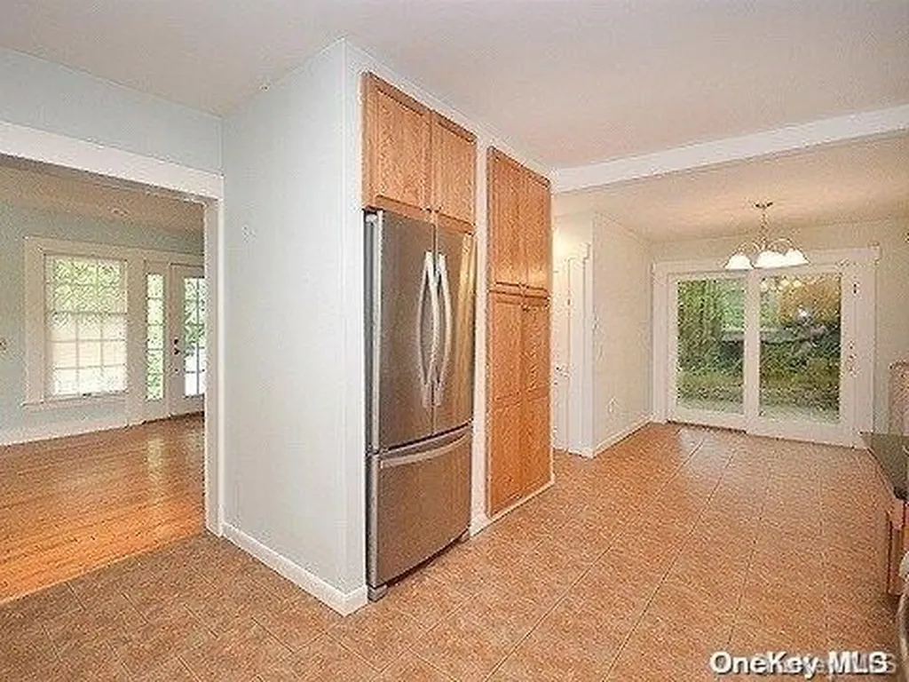 1 Winding Way Sea Cliff NY 11579
