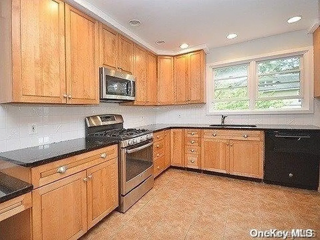 1 Winding Way Sea Cliff NY 11579