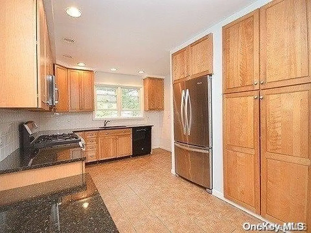 1 Winding Way Sea Cliff NY 11579