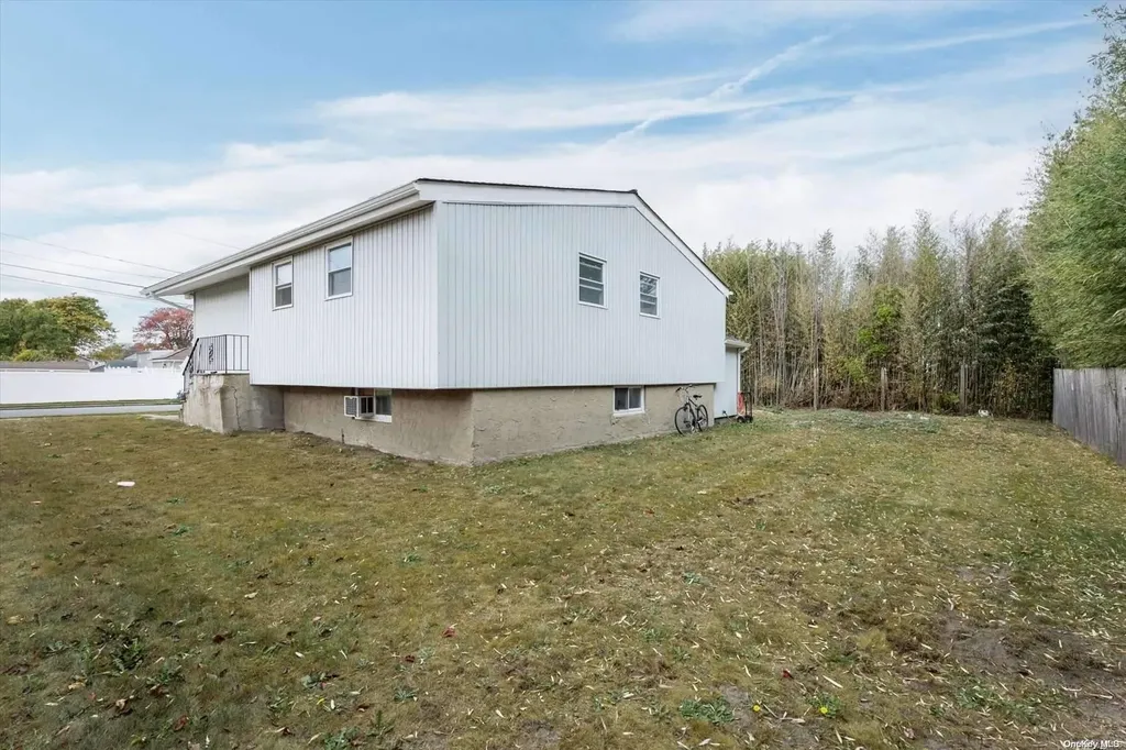 9 Harding Road Copiague NY 11726