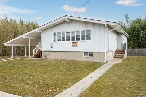 9 Harding Road Copiague NY 11726