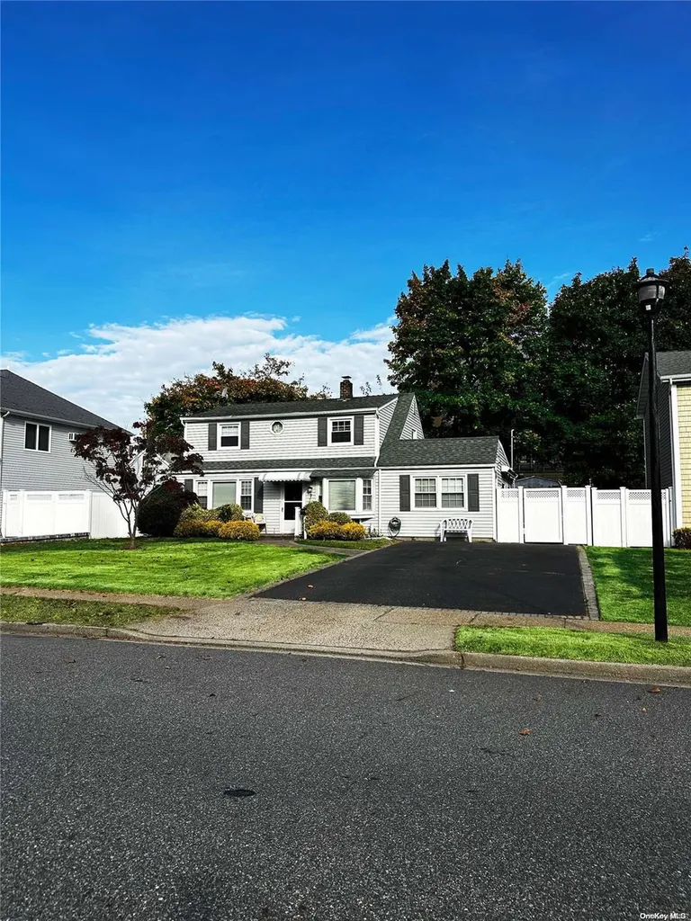 7 Bell Lane Levittown NY 11756