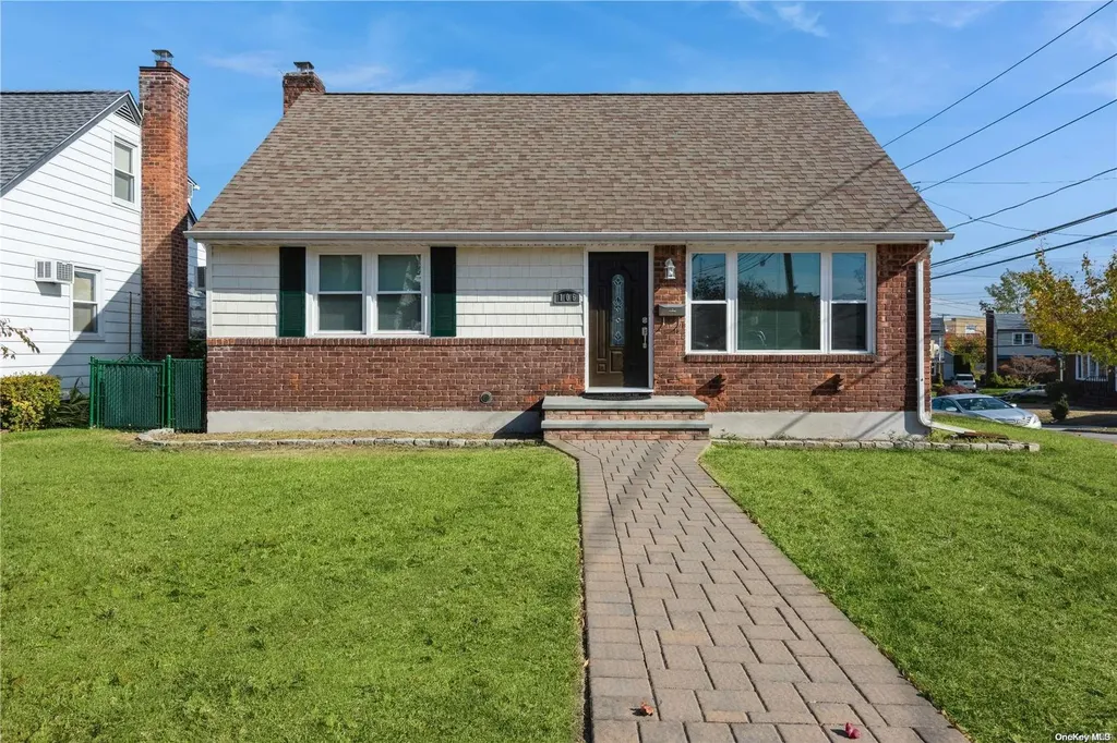 106 Barwick Boulevard Mineola NY 11501