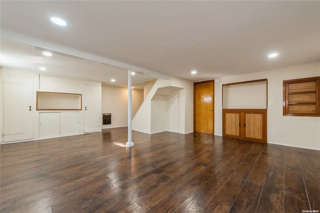106 Barwick Boulevard Mineola NY 11501