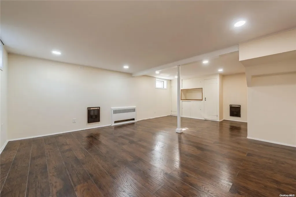 106 Barwick Boulevard Mineola NY 11501