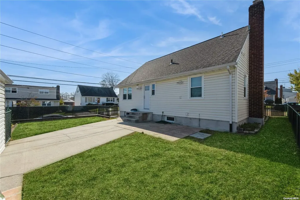 106 Barwick Boulevard Mineola NY 11501
