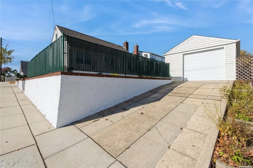 106 Barwick Boulevard Mineola NY 11501