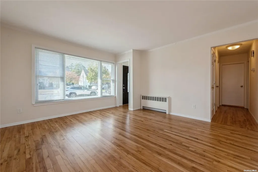 106 Barwick Boulevard Mineola NY 11501