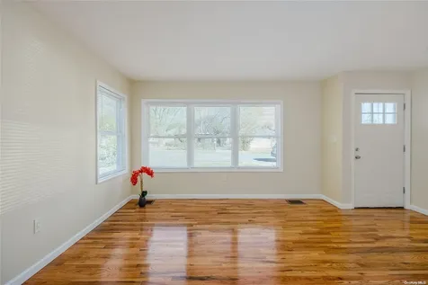 3 Emerald Lane S Amityville NY 11701