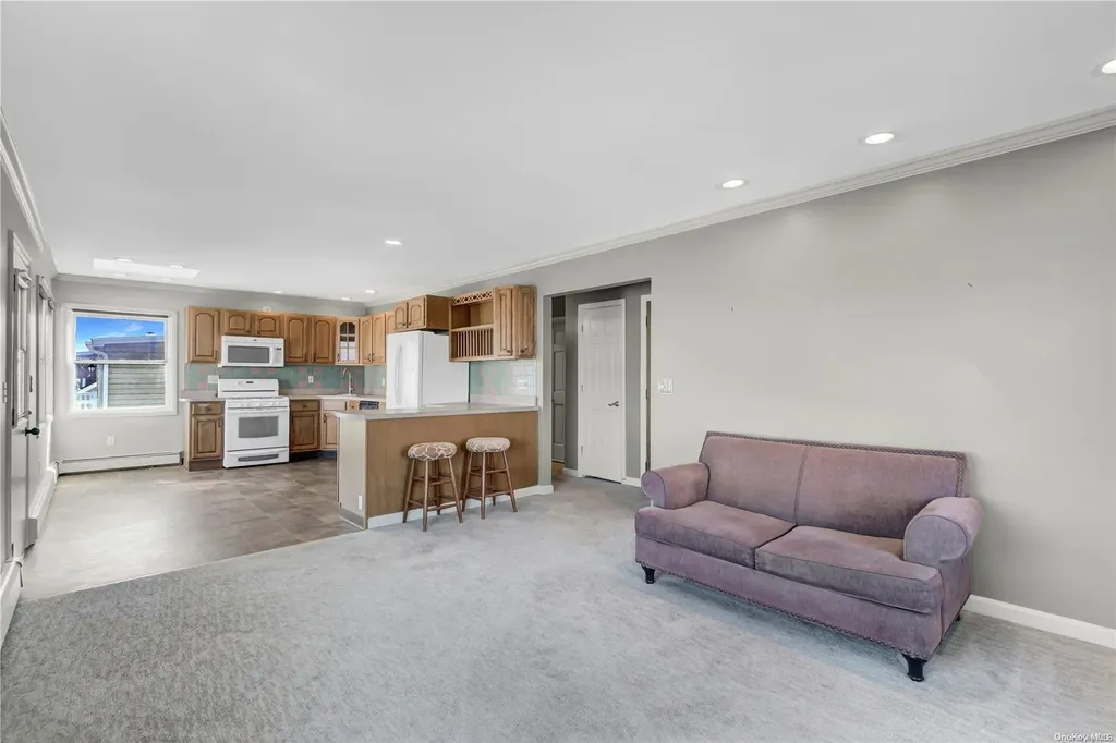 414 Venetian Boulevard Lindenhurst NY 11757