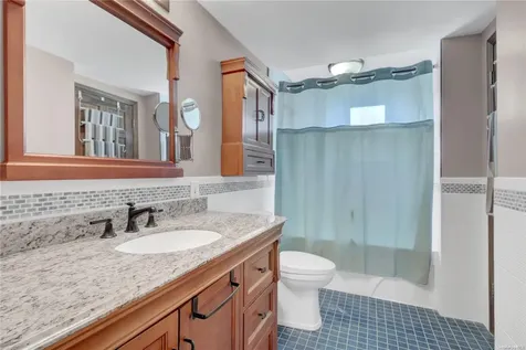 414 Venetian Boulevard Lindenhurst NY 11757