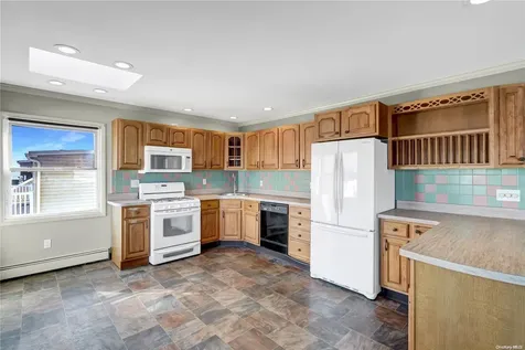 414 Venetian Boulevard Lindenhurst NY 11757