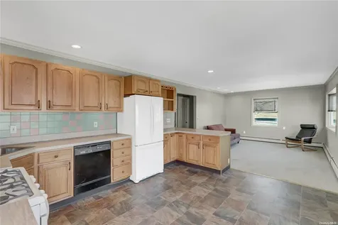 414 Venetian Boulevard Lindenhurst NY 11757