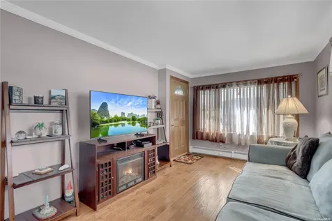 414 Venetian Boulevard Lindenhurst NY 11757