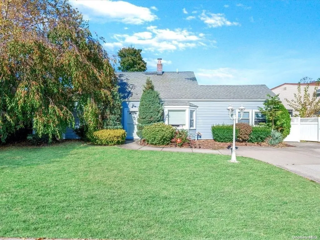 18 Carnation Road Levittown NY 11756