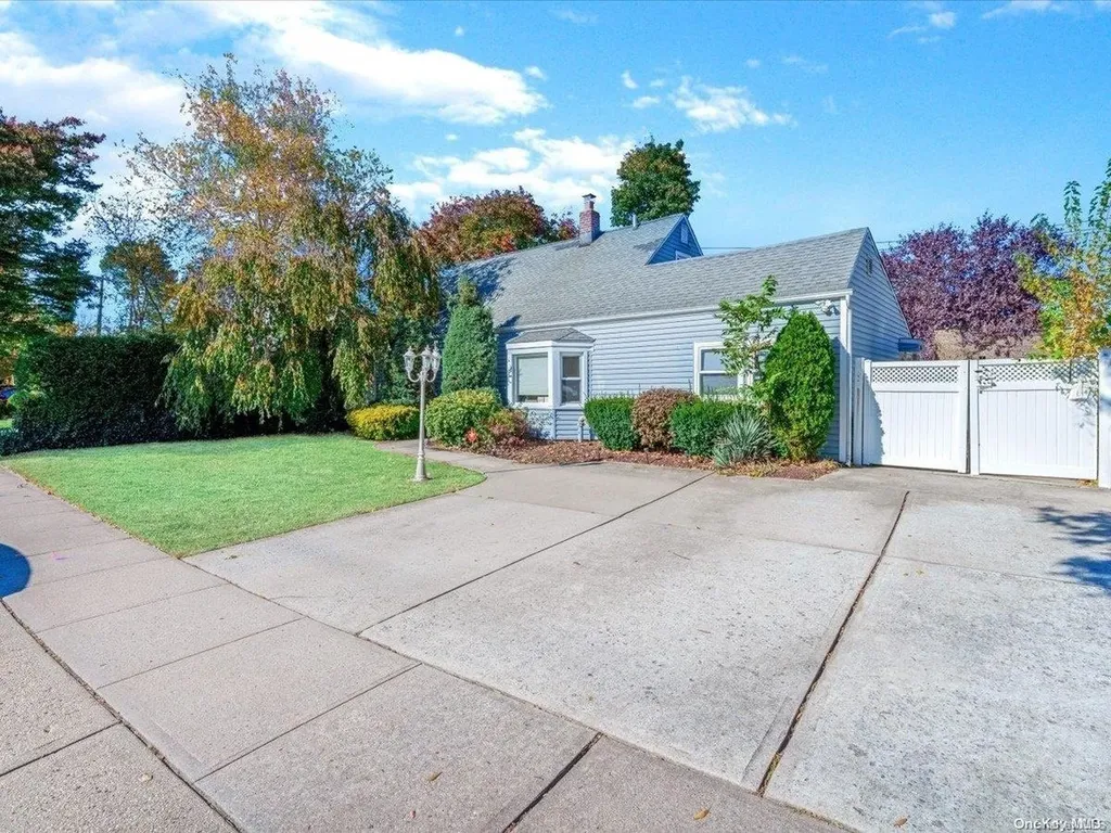 18 Carnation Road Levittown NY 11756