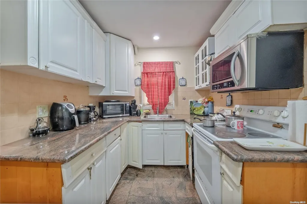 15 Rose Avenue Hempstead NY 11550
