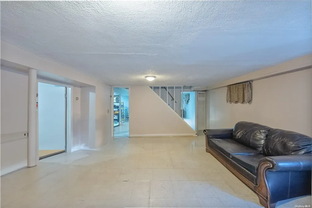 15 Rose Avenue Hempstead NY 11550