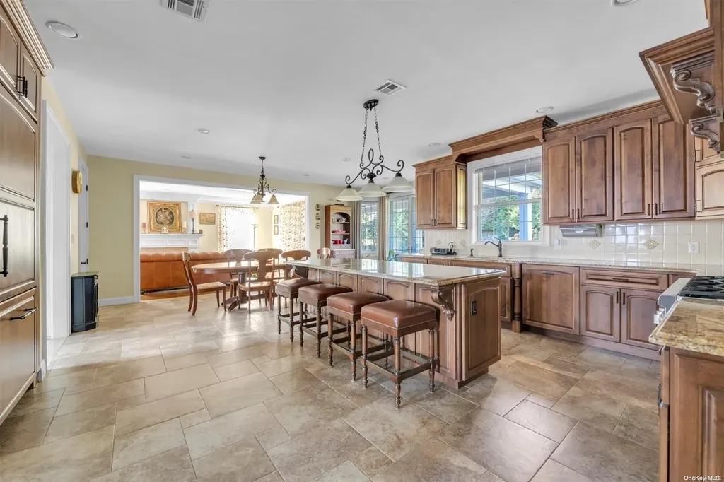 10 Summit Lane New Hyde Park NY 11040