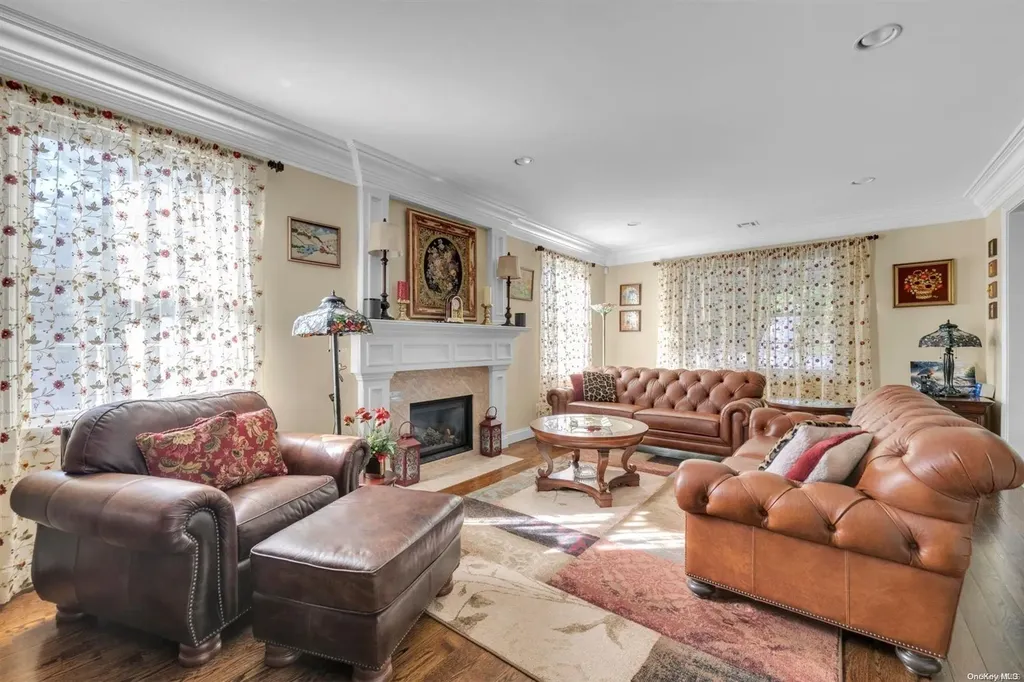 10 Summit Lane New Hyde Park NY 11040