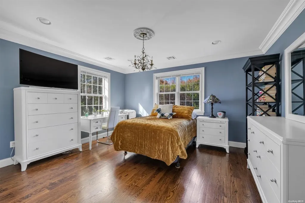 10 Summit Lane New Hyde Park NY 11040