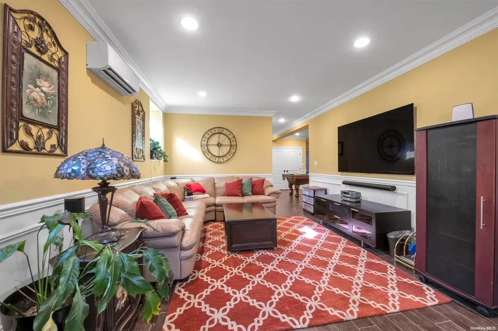 10 Summit Lane New Hyde Park NY 11040