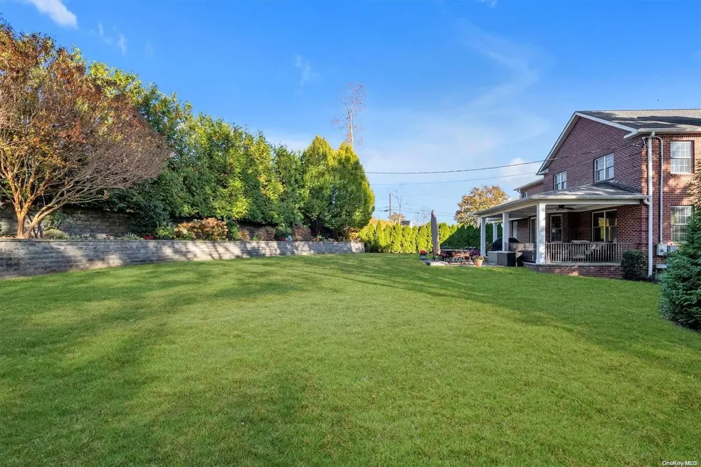 10 Summit Lane New Hyde Park NY 11040